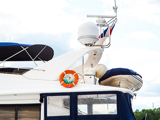 Écran de communication par satellite pour la mer